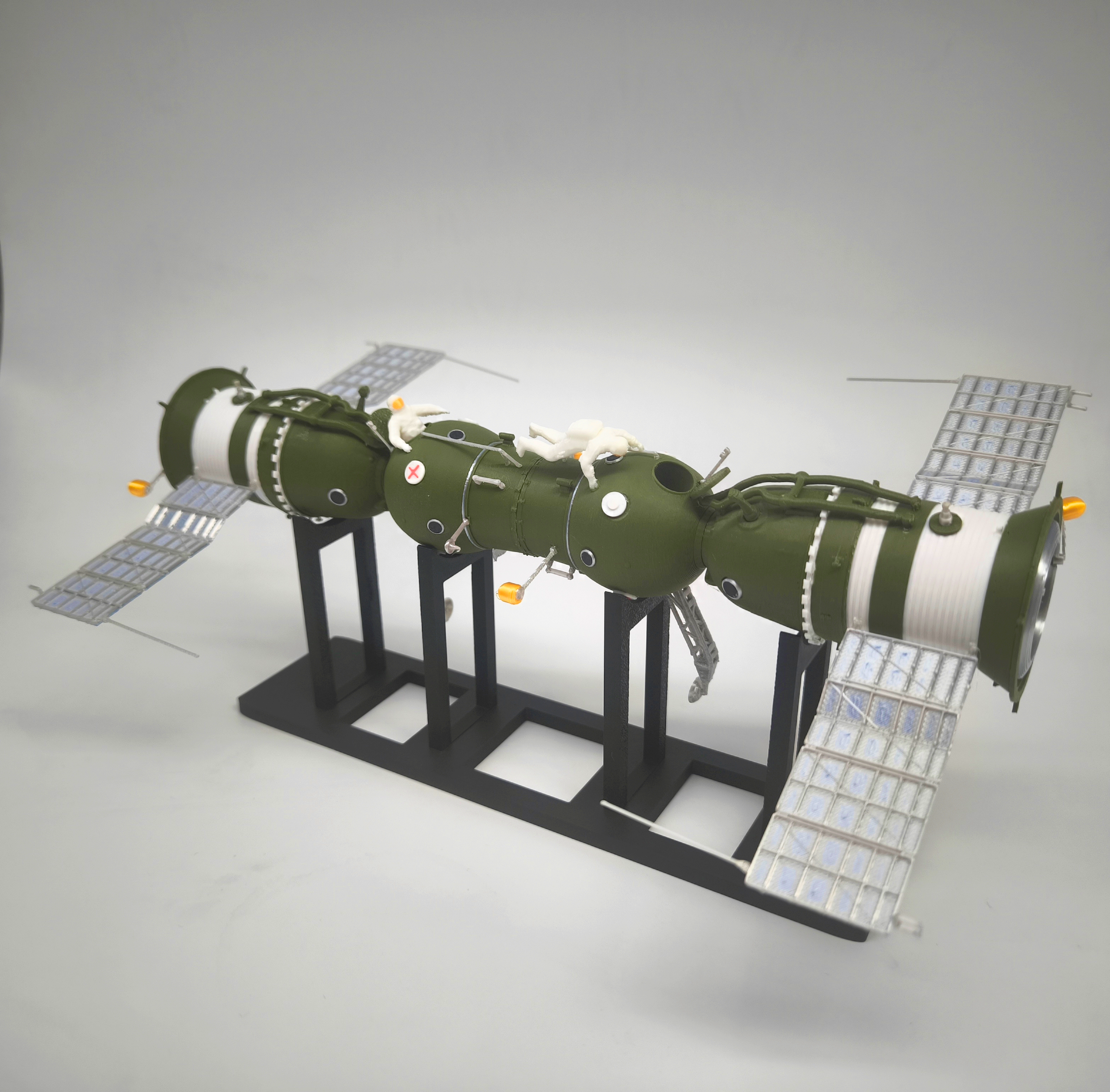 Сборная модель Союз-4 и Союз-5