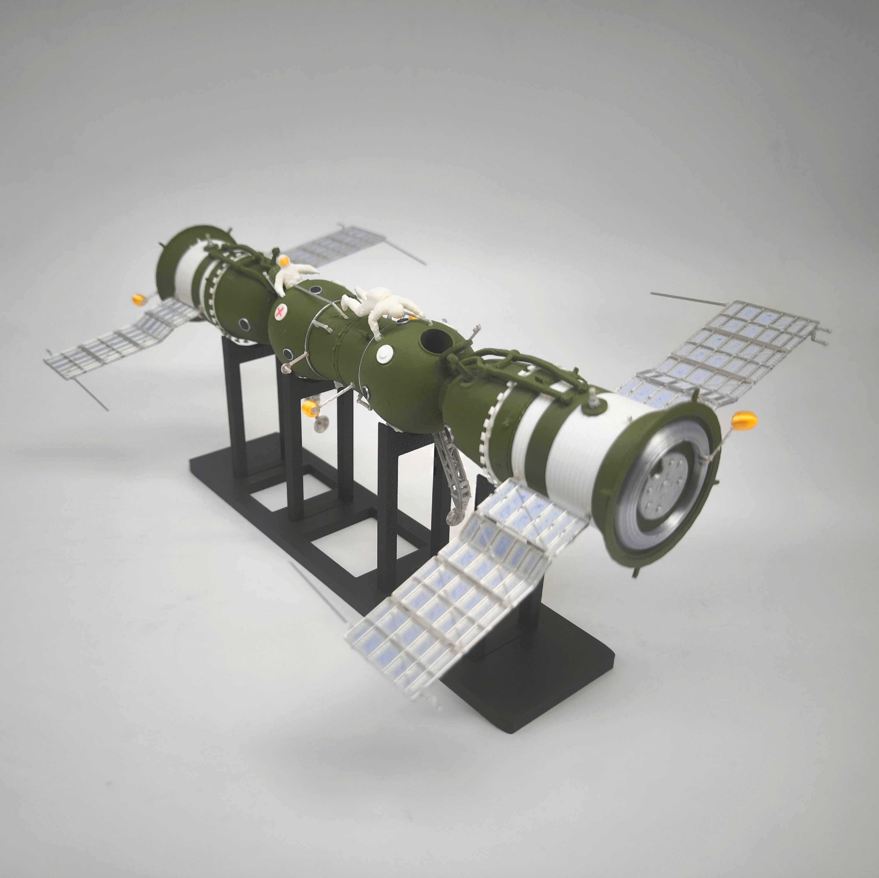 Сборная модель Союз-4 и Союз-5